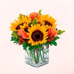 Florero en cubo de 4 Girasoles y 4 Rosas