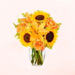 Florero de Rosas Naranja y Girasoles