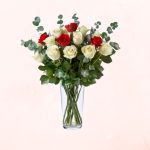 Florero de 15 Rosas Blancas y Rojas