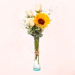 Florero de 3 Rosas Blancas y 1 Girasol