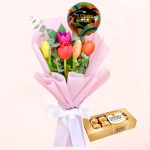 Ramo de Tulipanes con globo y bombones
