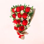 Ramo en escala de Rosas Rojas y Astromelias