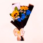 Ramo de 2 Girasoles y 3 Rosas Azules