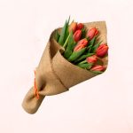 Ramo de 10 Tulipanes en Arpillera