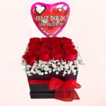 Box Cubo de  Rosas Rojas y Gypsophila